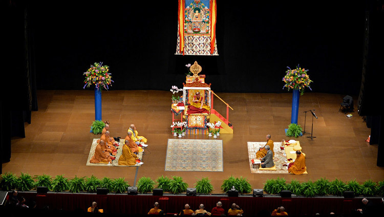 Su santidad el Dalái Lama enseñando «Las ocho estrofas sobre entrenamiento mental» en el Centro Wang de Artes Escénicas en Boston, MA, USA el 30 de octubre de 2014. (Foto de Sonam Zoksang)