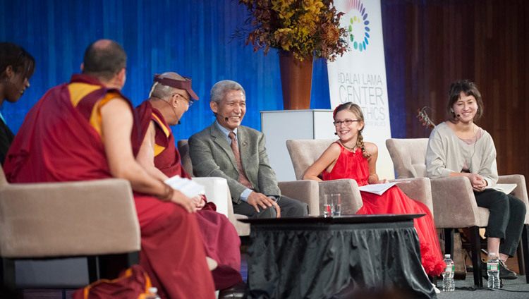 Su Santidad el Dalái Lama respondiendo a una pregunta sobre la compasión durante un diálogo con estudiantes en el Auditorio Kresge del MIT en Boston, MA, EE.UU. el 31 de octubre de 2014. (Foto de Brian Lima)