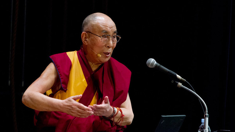 Su Santidad el Dalái Lama hablando en el Foro Ambiental Mundial para la Próxima Generación en Tokio, Japón, el 6 de abril de 2015. (Foto cortesía de la Oficina de Enlace de S.S. el Dalái Lama Japón)