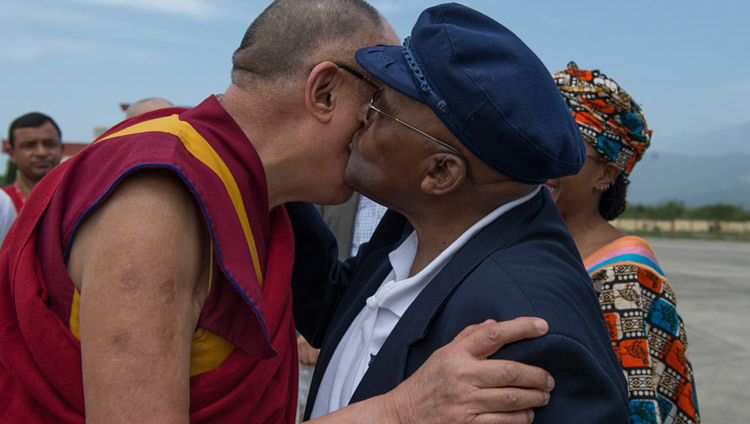 Su Santidad el Dalai Lama intercambia saludos con su viejo amigo el arzobispo Desmond Tutu, al arribo del arzobispo al aeropuerto de Dharamsala, HP, India, el 18 de abril de 2015. (Foto: Tenzin Choejor/OHHDL)