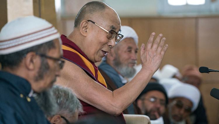 Su santidad el Dalái Lama hablando en la mezquita chiíta de Leh, Ladakh, J&K, India el 27 de julio de 2016. (Foto de Tenzin Choejor/OHHDL)