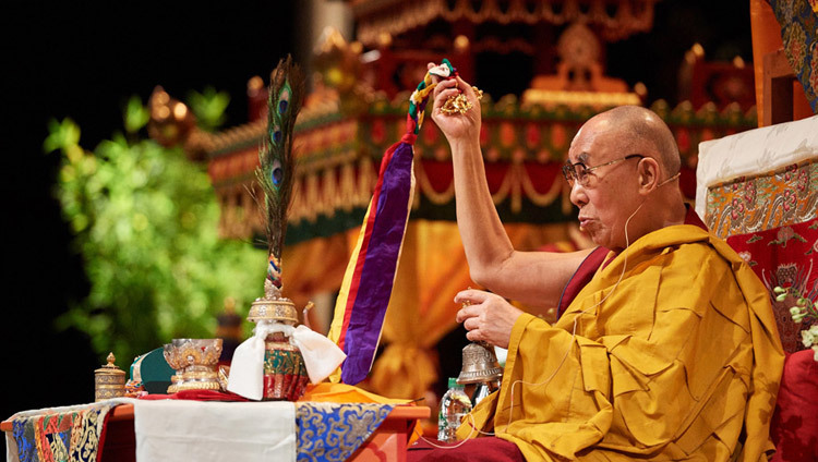 Su santidad el Dalái Lama confiriendo la iniciación de Avalokiteshvara en el Centro Zenith en Estrasburgo, Francia, el 18 de septiembre de 2016. (Foto/Olivier Adam)
