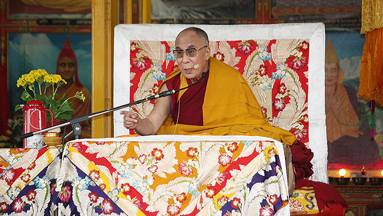 Su santidad el Dalái Lama haciendo referencia a su retiro de responsabilidades políticas durante una enseñanza pública en el Templo Principal Tibetano en Dharamsala, HP, India el 19 de marzo de 2011. (Foto de Tenzin Choejor/OHHDL)