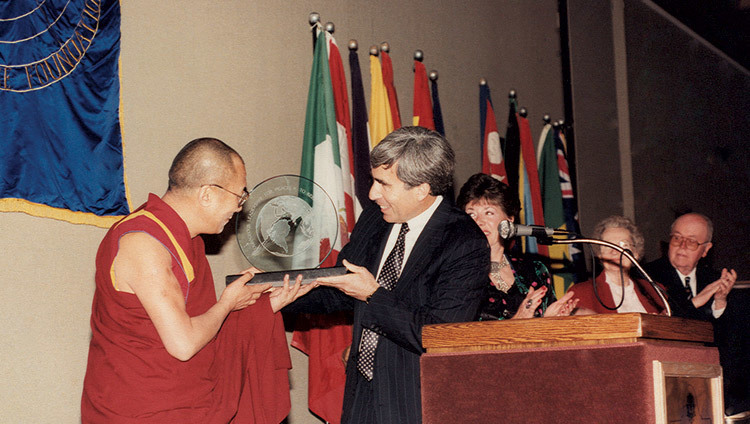 Su Santidad el Dalái Lama aceptando el Premio al Liderazgo de la Paz de David Krieger, Director Ejecutivo de la Nuclear Age Peace Foundation, en Santa Bárbara, California, EE.UU. el 6 de abril de 1991.