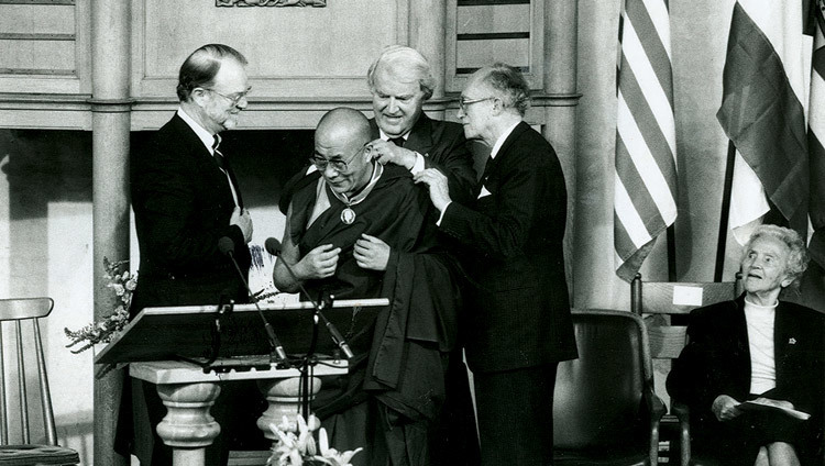 Su Santidad el Dalái Lama recibe la Medalla de la Libertad Franklin D. Roosevelt de manos de William J. Vanden Henvel, Presidente del Instituto Franklin y Eleanor Roosevelt en Middelburg, Estados Unidos, el 4 de junio de 1994.