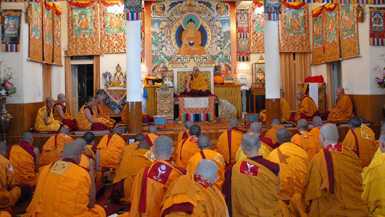 Su santidad el Dalái Lama dando votos de ordenación en su residencia de Dharamsala, HP, India en 2010. (Foto de Tenzin Choejor/OHHDL)