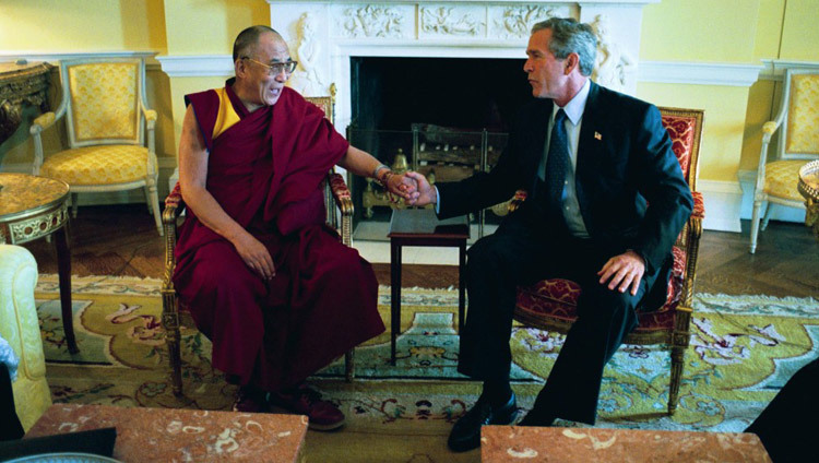 Su Santidad el Dalái Lama se reunió con el Presidente George W. Bush en la Casa Blanca en Washington DC, EE.UU., el 10 de septiembre de 2003. (Foto oficial de la Casa Blanca)