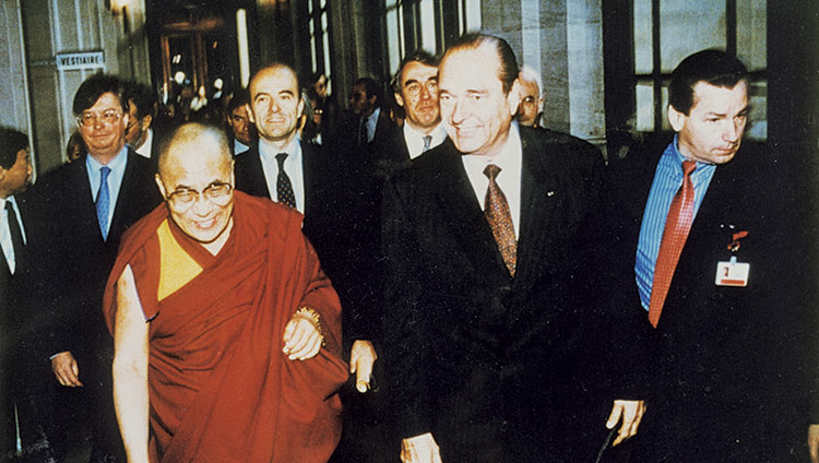 Su Santidad el Dalái Lama caminando con el Presidente francés Jacques Chirac en París, Francia, el 8 de diciembre de 1998.