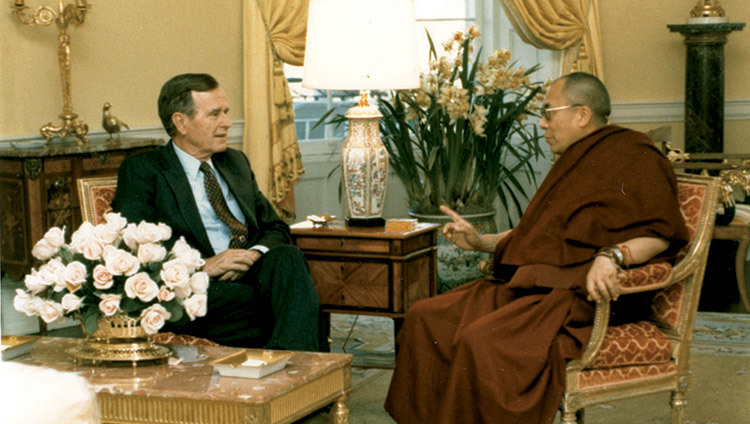 Su Santidad el Dalái Lama se reunió con George H. Bush en la Casa Blanca en Washington DC, Estados Unidos, el 16 de abril de 1991. (Foto oficial de la Casa Blanca)
