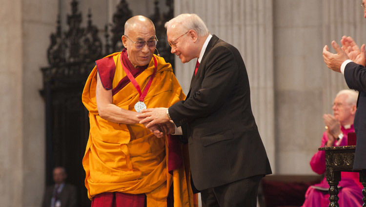 Su Santidad el Dalái Lama recibiendo el Premio Templeton en una ceremonia en Londres, Reino Unido, el 14 de mayo de 2012.