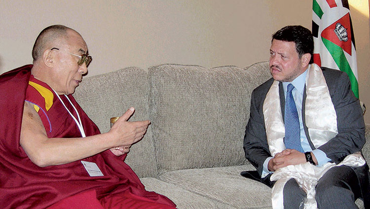 Su Santidad el Dalái Lama reunido con el Rey Abdullah II de Jordania en Petra, Jordania, el 21 de junio de 2006.