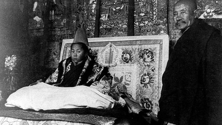 Su Santidad sentado en el trono durante su ceremonia oficial de entronización en Lhasa, Tibet, el 22 de febrero de 1940.