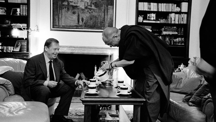 Su Santidad el Dalái Lama se reunió con el Presidente de la República Checa Vaclav Havel en Praga, República Checa, el 2 de julio de 2002.