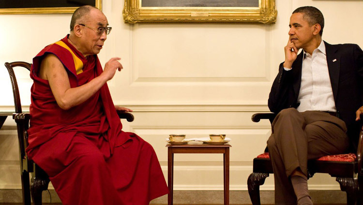 El presidente Barack Obama se reúne con Su Santidad el Dalái Lama en la Sala de Mapas de la Casa Blanca en Washington DC, EE.UU., el 16 de julio de 2011. (Foto de Pete Sousa/Foto oficial de la Casa Blanca)