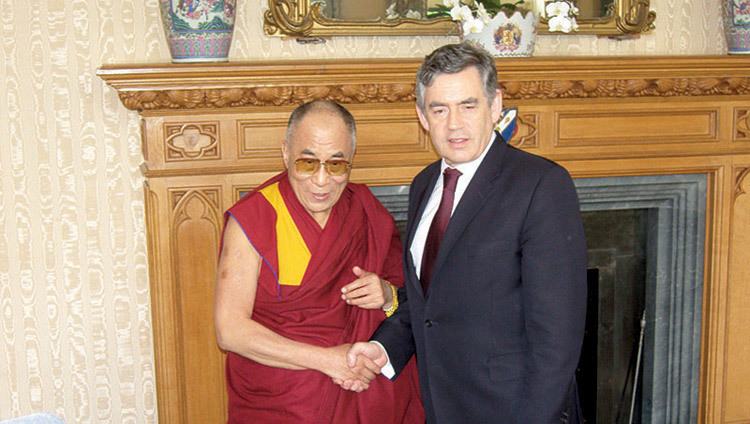 Su Santidad el Dalái Lama con el Primer Ministro del Reino Unido Gordon Brown en Londres, Reino Unido, el 23 de mayo de 2008.