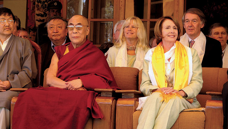 La presidenta de la Cámara de Representantes de los Estados Unidos, Nancy Pelosi, visitando a Su Santidad el Dalái Lama en Dharamsala, HP, India, el 21 de marzo de 2008. (Foto de Tenzin Choejor/OHHDL)