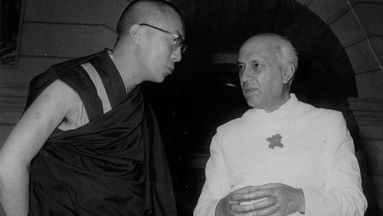 Su Santidad el Dalái Lama con el Primer Ministro indio Jawaharlal Nehru en Nueva Delhi, India, el 16 de abril. 1961.