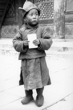 Su santidad el Dalái Lama a la edad de cuatro años en el Monasterio de Kumbum en Amdo, Tíbet oriental.