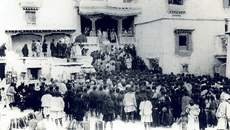 El gobierno provisional del Tíbet es proclamado por su santidad el Dalái Lama en Lhuntse Dzong, Tíbet, en marzo de 1959.