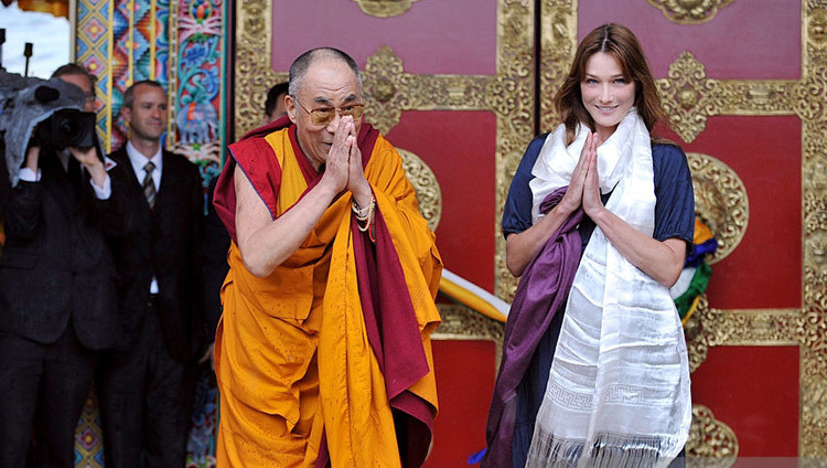 Su Santidad el Dalái Lama con la Primera Dama de Francia Carla Bruni Sarkozy en la inauguración del Templo Lerab Ling en Roqueredonde, Francia, el 22 de agosto de 2008.
