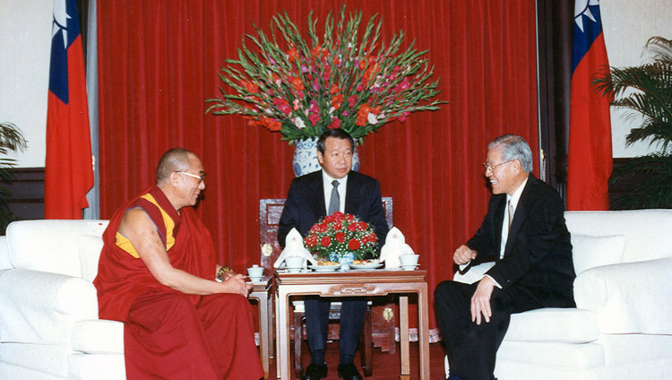 Su Santidad el Dalái Lama se reunió con el Presidente de Taiwán Lee Teng-Hui en Taipei, Taiwán, el 27 de marzo de 1997.