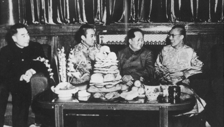Zhou En-Lai, Panchen Lama, Mao Tse-Tung y Su Santidad el Dalái Lama en Pekín, China en 1955. (Foto: cortesía de Tibet Images)