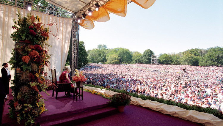 El Dalai Lama hablando sobre la paz y la felicidad interior a una multitud de 60.000 personas en Central Park, Nueva York, EE.UU., el 21 de septiembre de 2003. (Foto de Manuel Bauer)