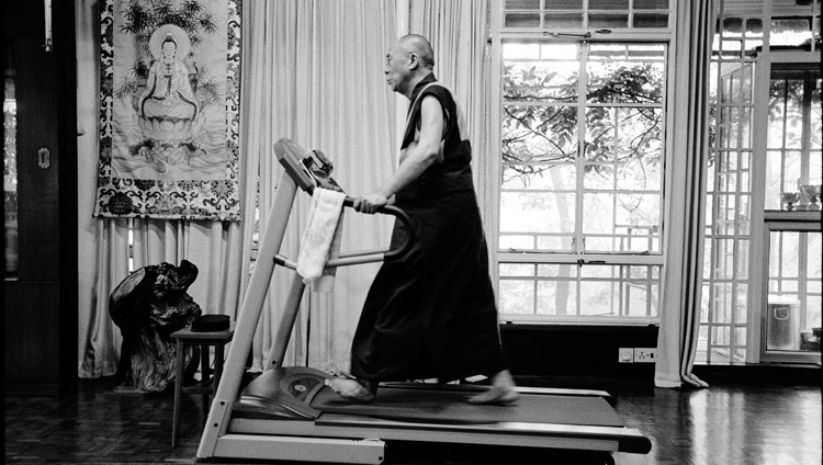 Su Santidad el Dalai Lama haciendo ejercicio en su cinta de correr en su residencia de Dharamsala, HP, India, el 15 de agosto de 2004. (Foto cortesía de Manuel Bauer)
