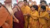 Oraciones y charlas en el Sri Udasin Karshni Ashram en Mathura, UP, India