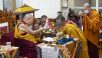 Su Santidad asiste al Guru Bumtsok en Dharamsala