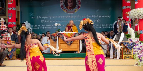 Ofrenda de larga vida y actuaciones culturales